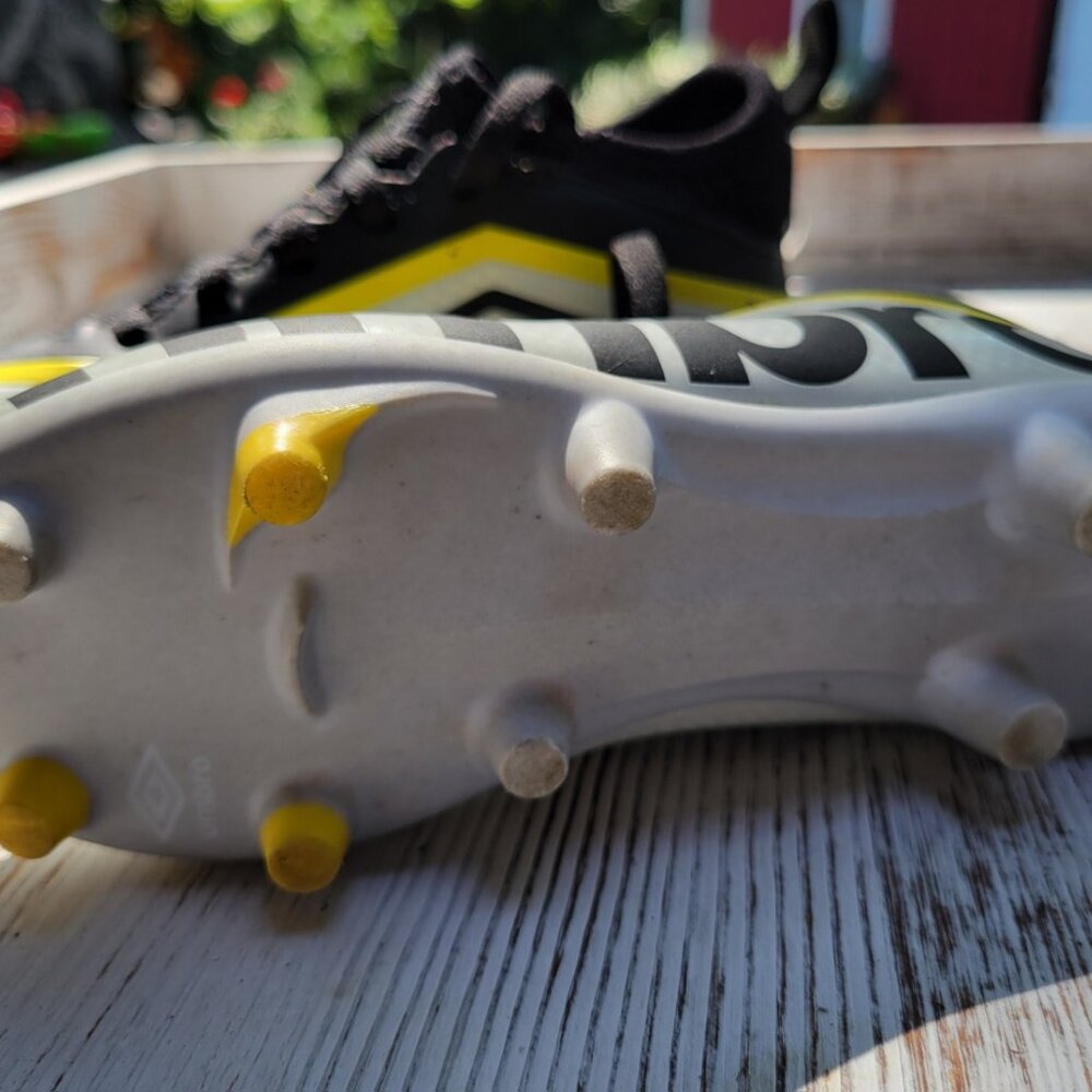 Girls Umbro Soccer Cleats - Like New - Size 11 - Picture 4 of 5